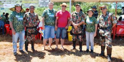 Pescadores amadores limparam as margens do Rio Iguatemi neste final de semana. 