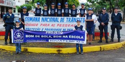Policia Militar e Projeto Bom de Bola – Bom na Escola realizaram blitz educativa na semana do trânsito em Iguatemi. 