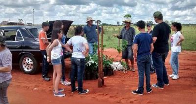 Projeto de “Recuperação de Nascente” reuniu professores, alunos da Escola Ativa e colaboradores.