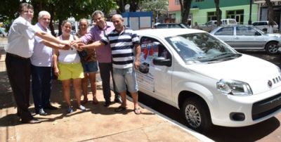 CONSUMIDORA IGUATEMIENSE GANHA CARRO ZERO KM EM PROMOÇÃO DE FIM DE ANO DO COMÉRCIO LOCAL.