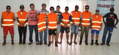 Garis de Iguatemi recebem equipamentos e uniformes de trabalho.