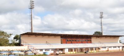 Estádio de futebol de Iguatemi está recebendo torres de iluminação.