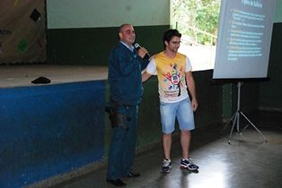 ALUNOS DA ESCOLA ESTADUAL 8 DE MAIO ASSITIRAM  PALESTRA SOBRE BULLYING. 