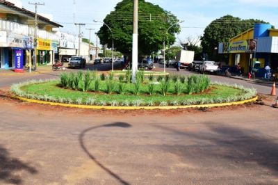 Prefeitura de Iguatemi está investindo em ornamentação e jardinagem nos canteiros centrais da cidade.