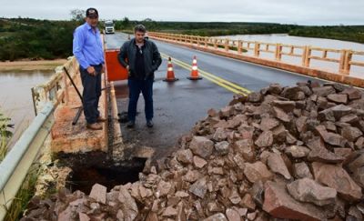 Cratera se forma na cabeceira da ponte sobre o rio Foguí “Hovy” entre Iguatemi e Tacuru.