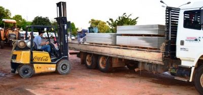 Prefeitura está dando apoio emergencial à mais de 800 famílias com telhas após chuva de granizo.