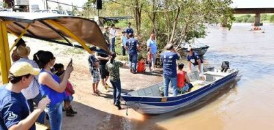 Pescadores amadores limparam as margens e plantaram mudas de arvores no Rio Iguatemi neste fim de semana.