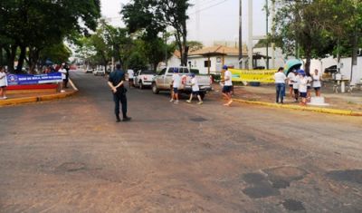 POLÍCIA MILITAR E ALUNOS DO “PROGRAMA BOM DE BOLA BOM NA ESCOLA”, REALIZARAM BLITZ EDUCATIVA NO CENTRO DE IGUATEMI.