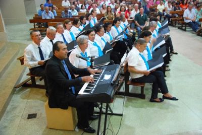 CORAL DA “MELHOR IDADE” DE IGUATEMI FAZ BELA APRESENTAÇÃO EM MISSA NA IGREJA MATRIZ.