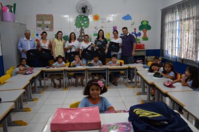SECRETARIA DE EDUCAÇÃO DISTRIBUIU BOLSAS UTILITÁRIAS PARA PROFESSORES E ATENDENTES DA REDE MUNICIPAL DE ENSINO.