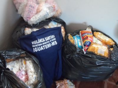 Vigilância Sanitária apreende produtos vencidos na prateleira e aplica multa em comerciante.