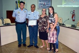 CÂMARA MUNICIPAL HOMENAGEIA INSTRUTOR DO PROJETO “BOM DE BOLA BOM NA ESCOLA”.