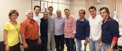 Prefeito e vereadores conquistam com Governador a vinda de máquinas para recuperação das estradas rurais.
