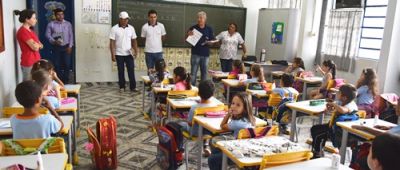 Vigilância Sanitária faz campanha de conscientização sobre o combate ao Aedes Aegypti nas escolas.