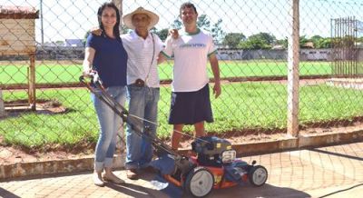 Departamento de esportes adquire nova roçadeira de gramas para o Estádio municipal com tração nas quatro rodas.