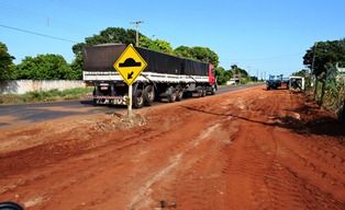 SECRETARIA MUNICIPAL DE OBRAS REALIZA TRABALHOS NA MS-295, SAÍDA PARA TACURÚ-MS