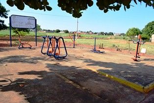 Secretaria de Obras executa trabalhos no Bairro “Vila Marisa”.