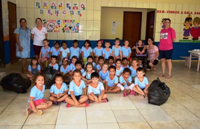 PROFESSORAS DA ESCOLA MUNICIPAL SANTA ROSA REALIZAM AÇÃO CONTRA DENGUE, CHIKUNGUNYA E ZIKA.