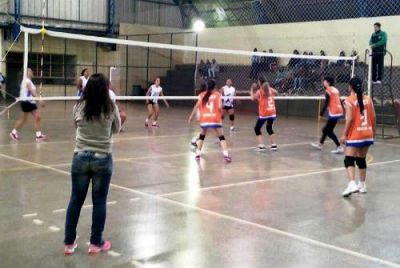 VÔLEI FEMININO DE IGUATEMI PARTICIPA DE COMPETIÇÃO REGIONAL EM AMAMBAI.
