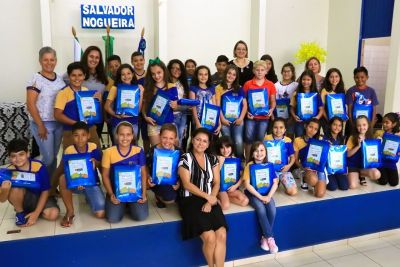 SECRETARIA DE EDUCAÇÃO ENTREGA KIT ESCOLAR PARA ALUNOS DA EDUCAÇÃO INFANTIL E ENSINO FUNDAMENTAL.