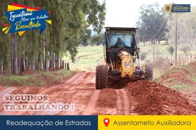 PREFEITURA ESTÁ RECUPERANDO ESTRADAS NO ASSENTAMENTO AUXILIADORA.