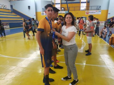  CATEGORIA SUB-17 RECEBE PREMIAÇÃO DAS MÃOS DA PREFEITA PATRÍCIA MARGATTO.