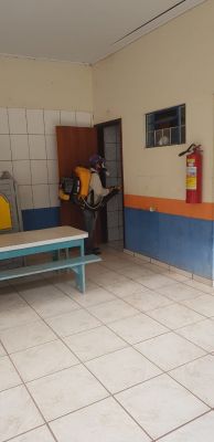 AGENTES DO CONTROLE DE ENDEMIAS DEDETIZAM ESCOLAS DA REDE MUNICIPAL DE ENSINO.