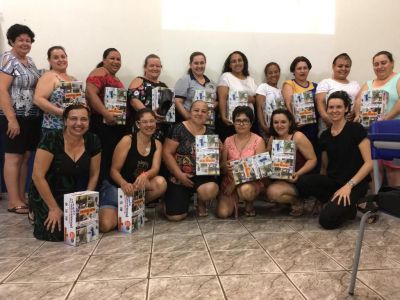 SECRETÁRIA DE EDUCAÇÃO ENTREGA EPI PARA COZINHEIRAS DA REDE MUNICIPAL DE ENSINO.