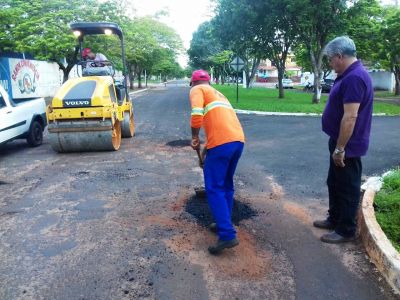 APÓS VÁRIOS DIAS DE CHUVAS, PREFEITURA RETOMA OPERAÇÃO “TAPA-BURACOS”.