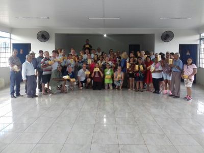 Secretária de assistência social visita Conviver e entrega chocolates aos idosos.