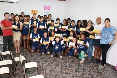 Prefeita entrega chocolates aos alunos do Projeto Bom de Bola – Bom na Escola.
