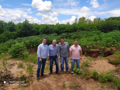 PREFEITO VISITA LOCAL DE FUTURA GALERIA DE DRENAGEM E ASFALTO.