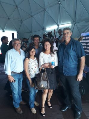 PREFEITA E SECRETÁRIO DE DESENVOLVIMENTO ECONÔMICO VISITAM FEIRA DO AGRONEGÓCIO EM CASCAVEL-PR.