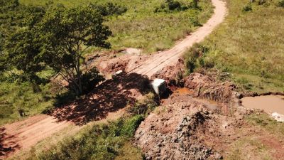 PREFEITURA DE IGUATEMI E AGESUL REALIZAM CONSTRUÇÃO DE BUEIRO NA ÁREA RURAL.