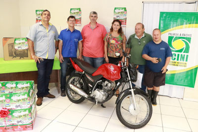 SORTEIO DE PROMOÇÃO ESPECIAL DE NATAL ENTREGOU MOTO, TV E BICICLETA