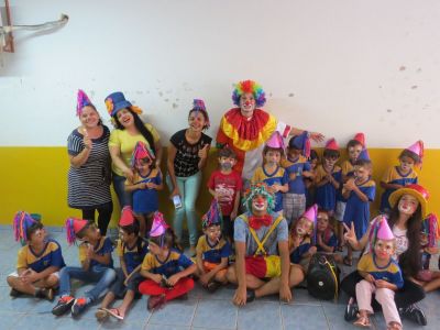Palhaços e chocolates fizeram a alegria das crianças da educação infantil.