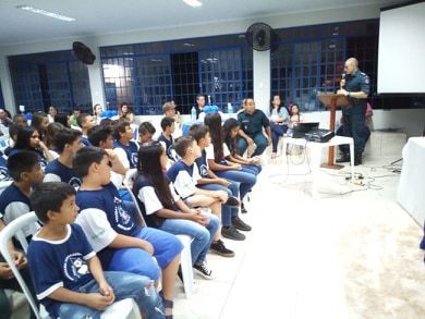 POLÍCIA MILITAR REALIZOU FORMATURA DOS ALUNOS DO BOM DE BOLA BOM NA ESCOLA.