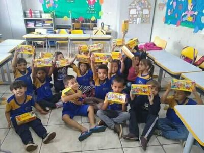 SECRETARIA DE EDUCAÇÃO DISTRIBUIU CAIXAS DE CHOCOLATES PARA OS ALUNOS DA REDE MUNICIPAL DE ENSINO.