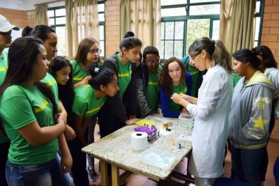 Laboratório Municipal realiza testes de tipagem sanguínea na Escola Paulo Freire.