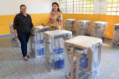 PREFEITURA ADQUIRE NOVAS CARTEIRAS E CADEIRAS PARA AS ESCOLAS MUNICIPAIS.