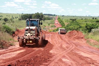 SECRETARIA DE OBRAS AVANÇA COM FRENTES DE TRABALHOS NA ÁREA RURAL.