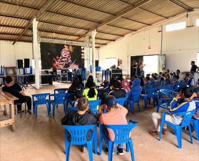 CINEMA ITINERANTE PROPORCIONOU MANHÃ ESPECIAL PARA ESTUDANTES E COMUNIDADE DO ASSENTAMENTO RANCHO LOMA.