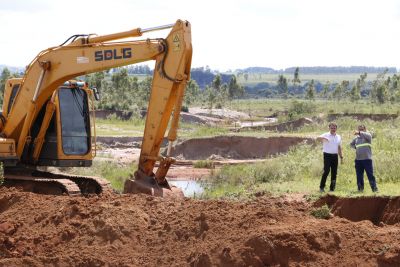 SECRETÁRIO DE OBRAS E INFRAESTRUTURA VISITA OBRA DE CONTENÇÃO DE EROSÃO