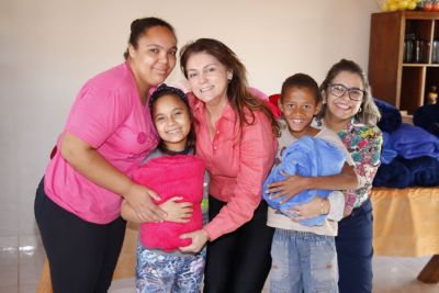 PREFEITURA BENEFICIOU 400 FAMÍLIAS IGUATEMIENSES COM ENTREGA DE COBERTORES.