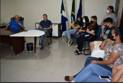 PREFEITO DE IGUATEMI RECEBEU ACADÊMICOS PARA TRATAR SOBRE REAJUSTE NA “AJUDA DE CUSTO DE FOMENTO”.
