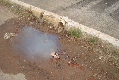 VIGILÂNCIA SANITÁRIA NOTIFICOU E MULTOU MORADORES POR DESPEJO DE ESGOTO DOMÉSTICO IRREGULAR.