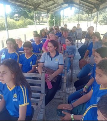DIREÇÃO DA ESCOLA RURAL JOÃO PAULO I PROMOVE EXCURSÃO PARA OS ALUNOS NA FAZENDA PORTO BONITO EM ITAQUIRAI-MS.