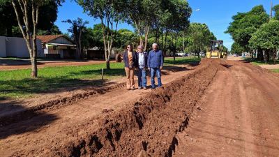 PATRÍCIA MARGATTO E PRESIDENTE DA CÂMARA JESUS MILANE VISITAM OBRA DE PAVIMENTAÇÃO ASFÁLTICA.