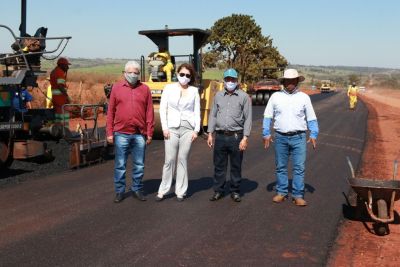 PATRÍCIA MARGATTO VISITA OBRAS DE PAVIMENTAÇÃO ASFÁLTICA DA RODOVIA 386.