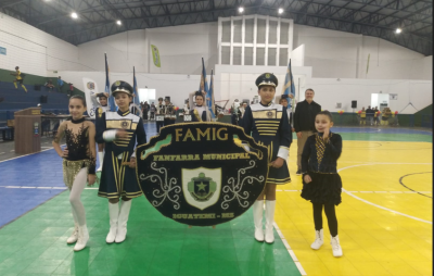 APRESENTAÇÃO DA FANFARRA MUNICIPAL DE IGUATEMI-FAMIG É DESTAQUE EM ABERTURA DE CAMPEONATO NO MUNICÍPIO DE ITAQUIRAI-MS.
